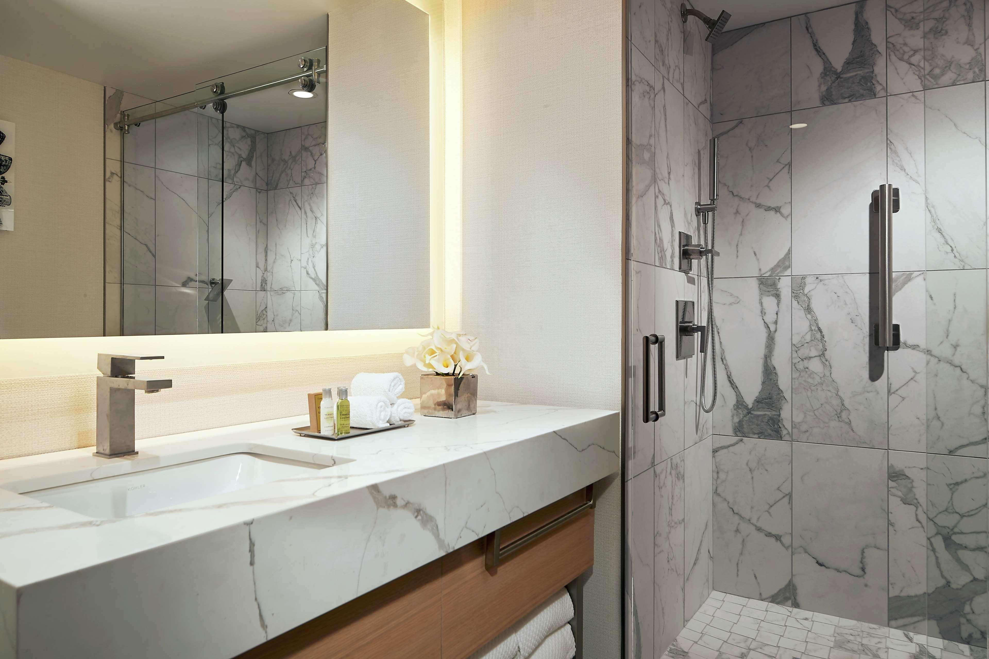 Hotel Doubletree By Hilton Magnificent Mile 4*